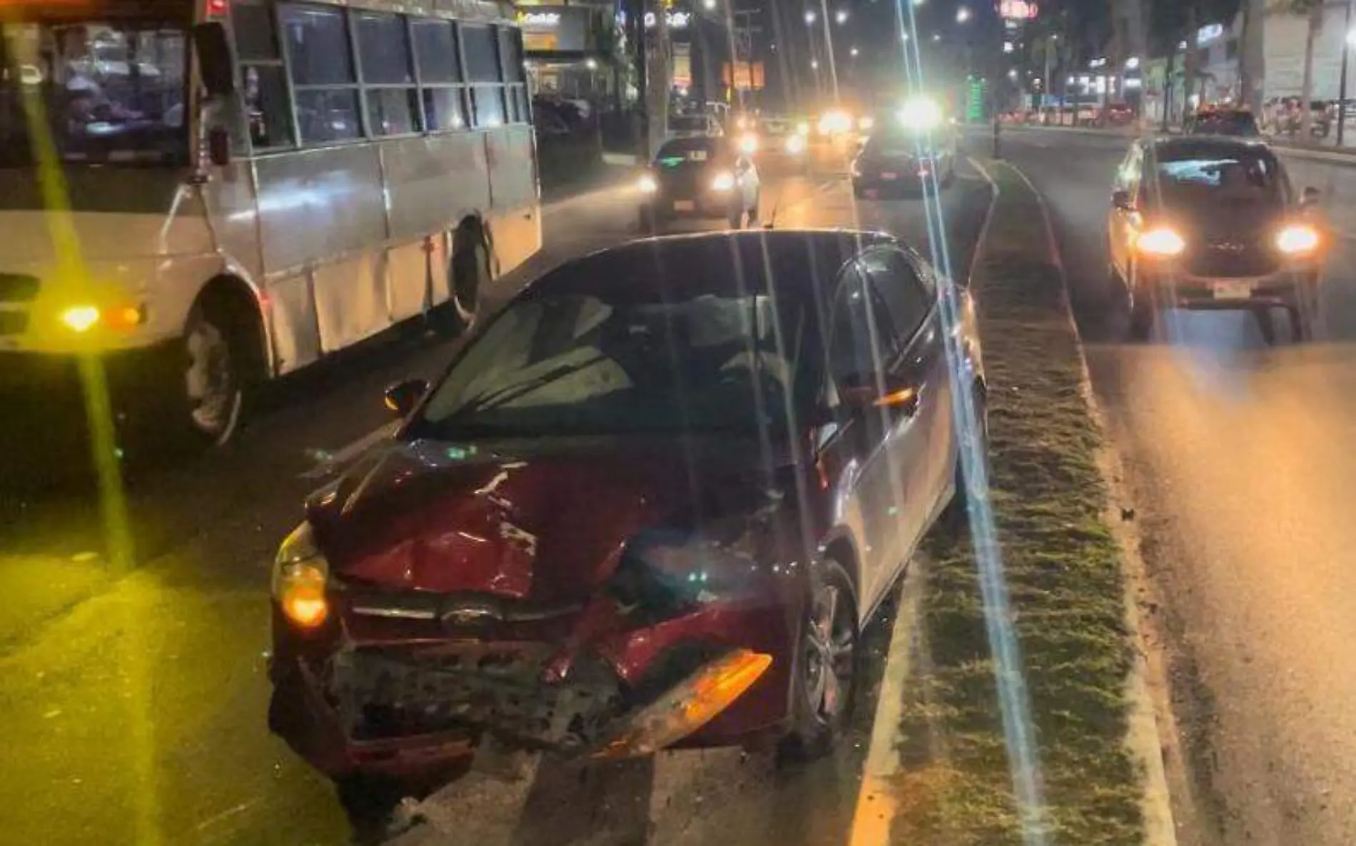 Carambola entre autos deja caos vial en avenida de Tampico 